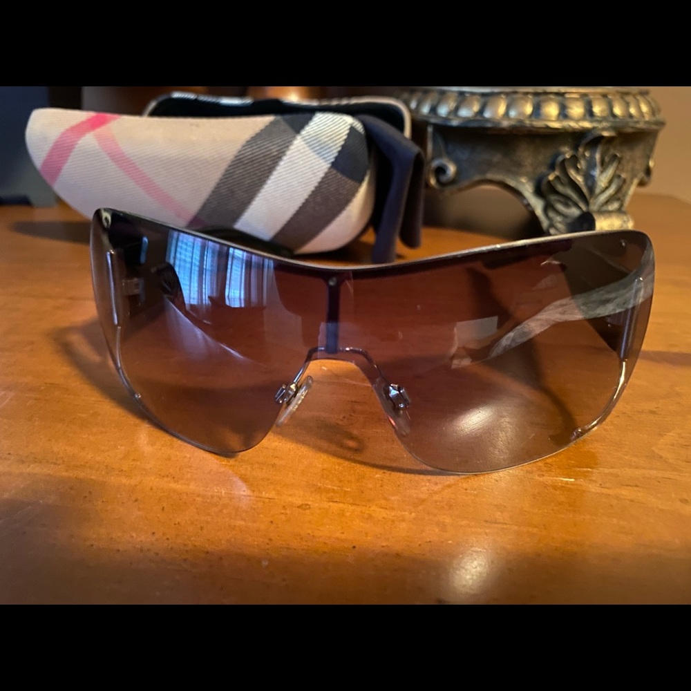 Women’s Burberry SunGlasses Color:Black